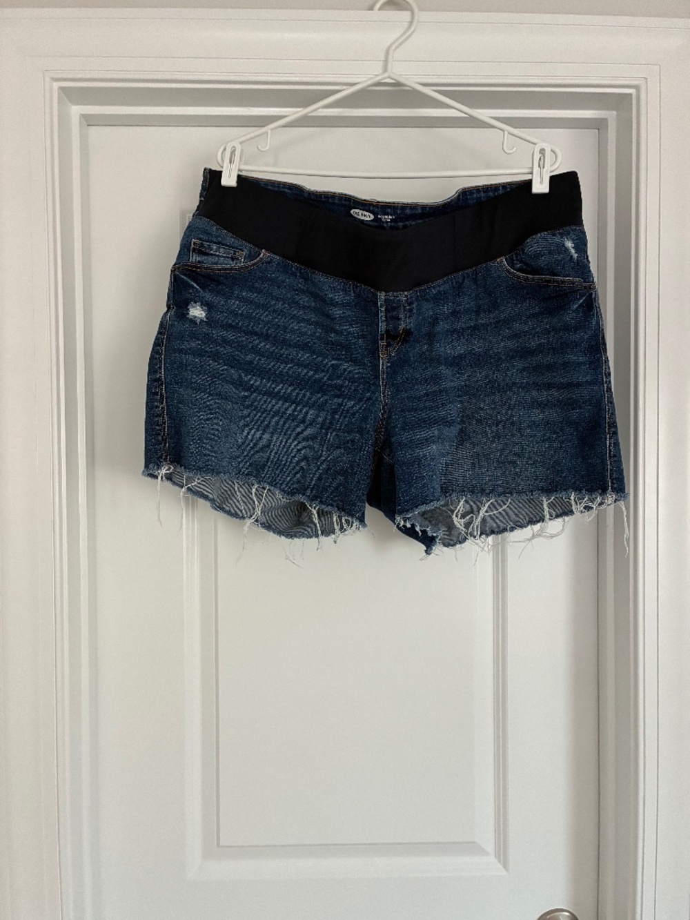 Old Navy MATERNITY distressed denim shorts Size 18
